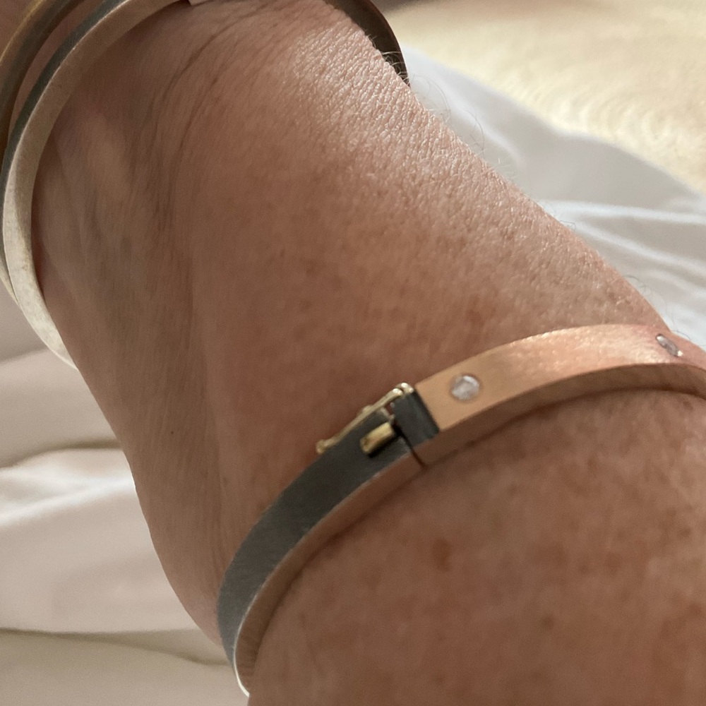 Rene Escobar. NWT. 4.0mm 18K Rose Gold. .25 TCW white diamonds. Hinged, Lock. - Picture 4 of 5